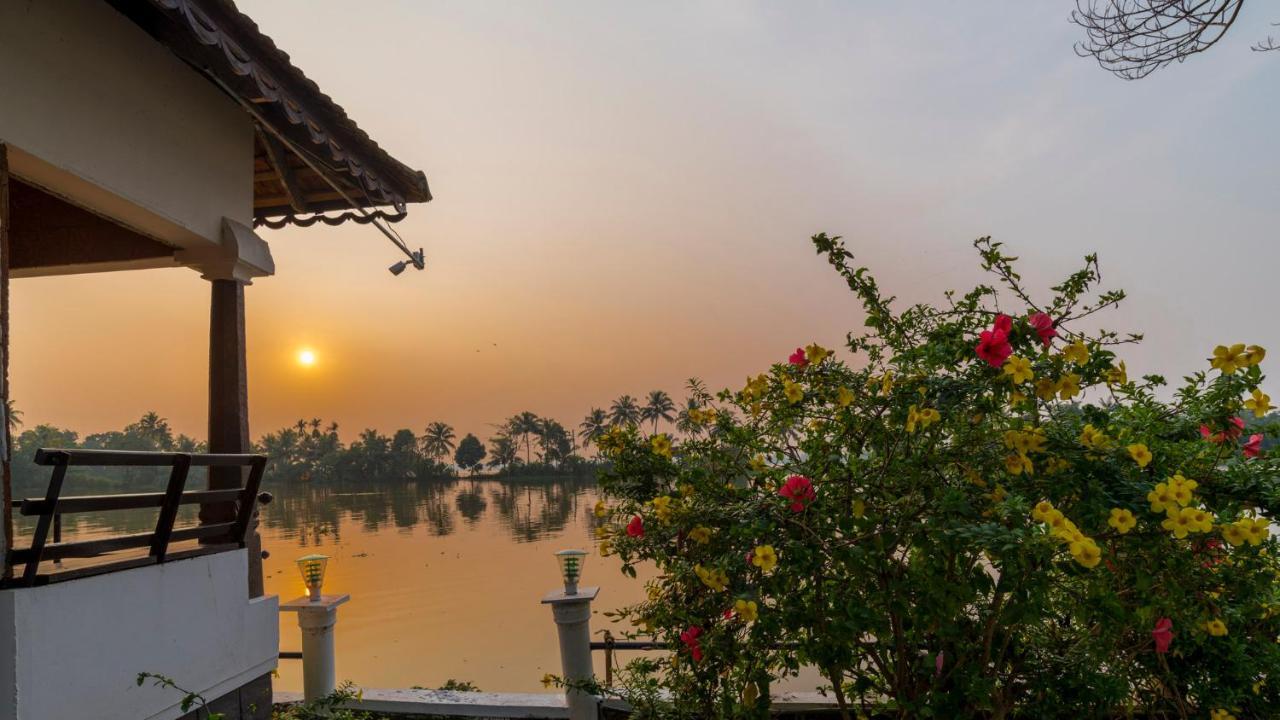 Warmth Lake Haven Alappuzha ภายนอก รูปภาพ