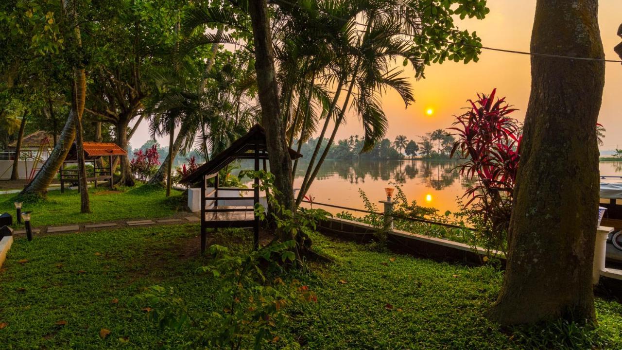 Warmth Lake Haven Alappuzha ภายนอก รูปภาพ