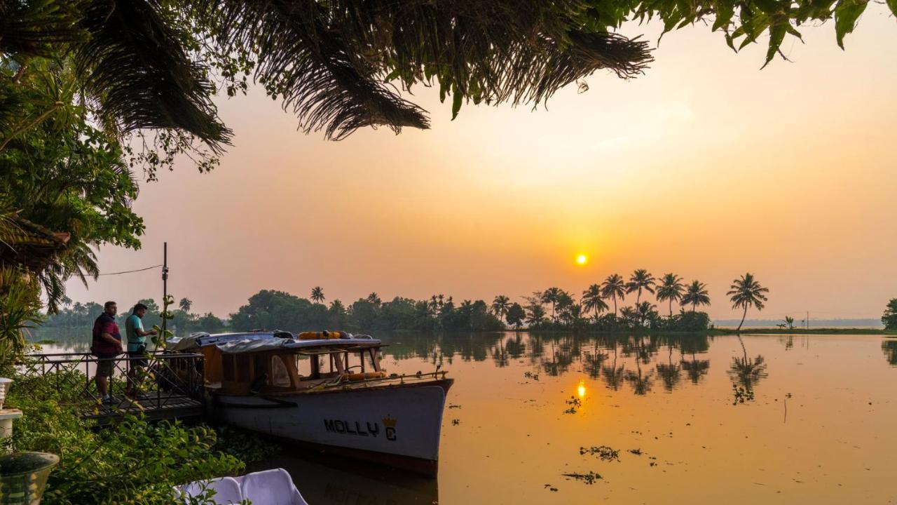 Warmth Lake Haven Alappuzha ภายนอก รูปภาพ